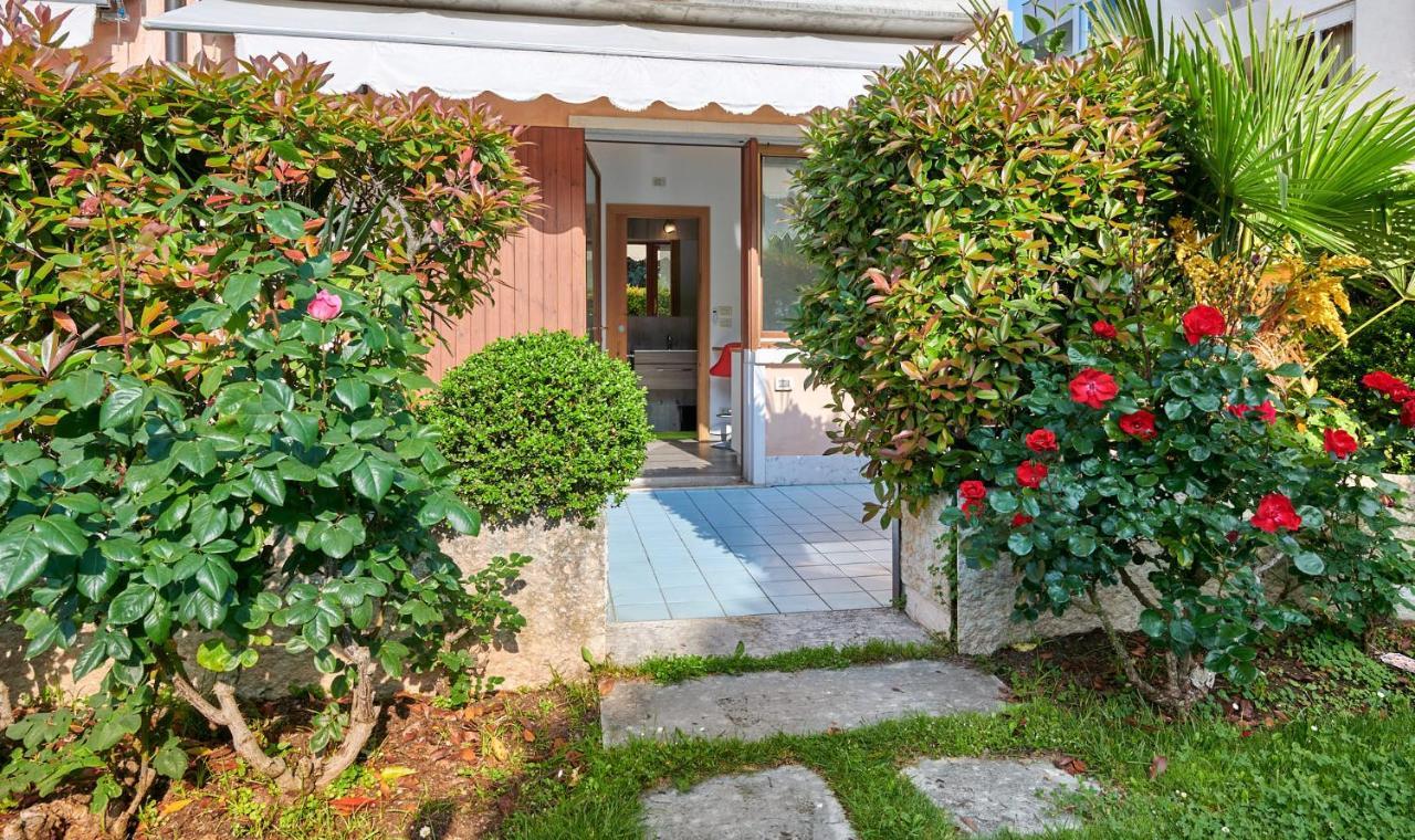 Front Lake Studio With Loft Bed And Pool Bardolino Exterior photo