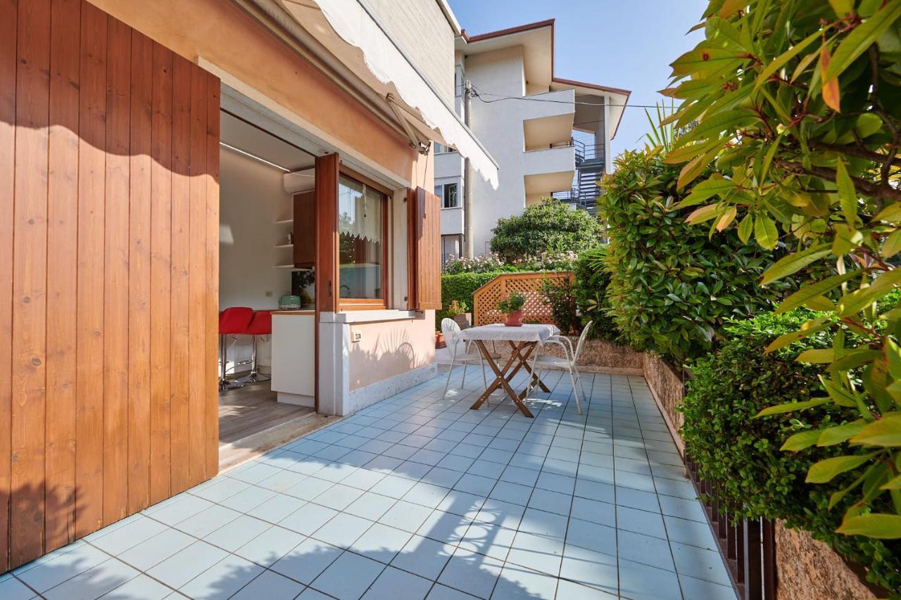 Front Lake Studio With Loft Bed And Pool Bardolino Exterior photo